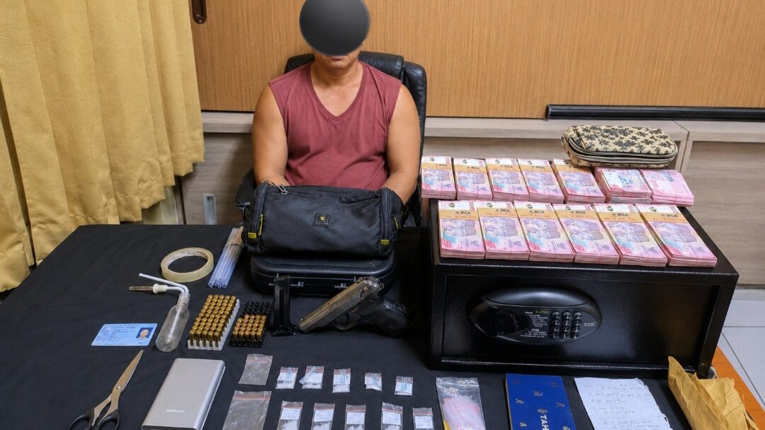 Rumah Pengedar Narkoba di Batubulan Digeledah, Polisi Temukan Pistol Makarov, 74 Peluru dan Uang Rp150 Juta