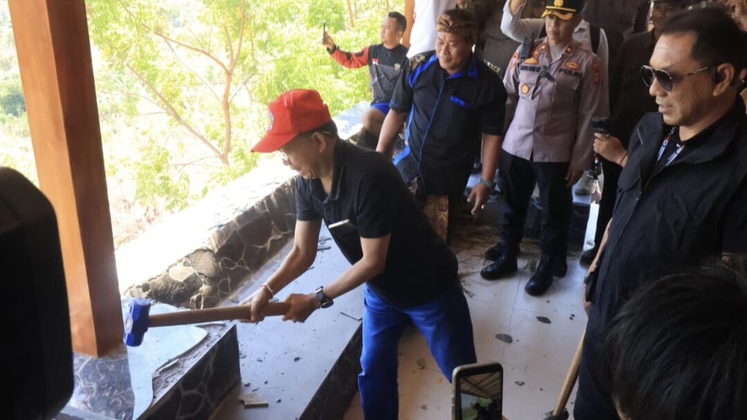 Tegas! Gubernur Koster Pimpin Langsung Pembongkaran Vila di Kawasan Hutan Desa Pejarakan: “Jangan Main-Main dengan Peraturan di Bali”