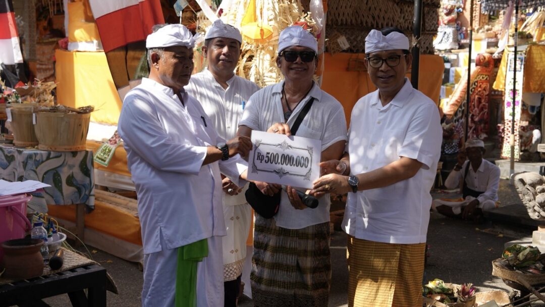 Bupati Adi Arnawa Ngayah dan Upasaksi Karya Ngenteg Linggih Pura Dalem Lebah Darmasaba, Serahkan Hibah Rp 500 Juta