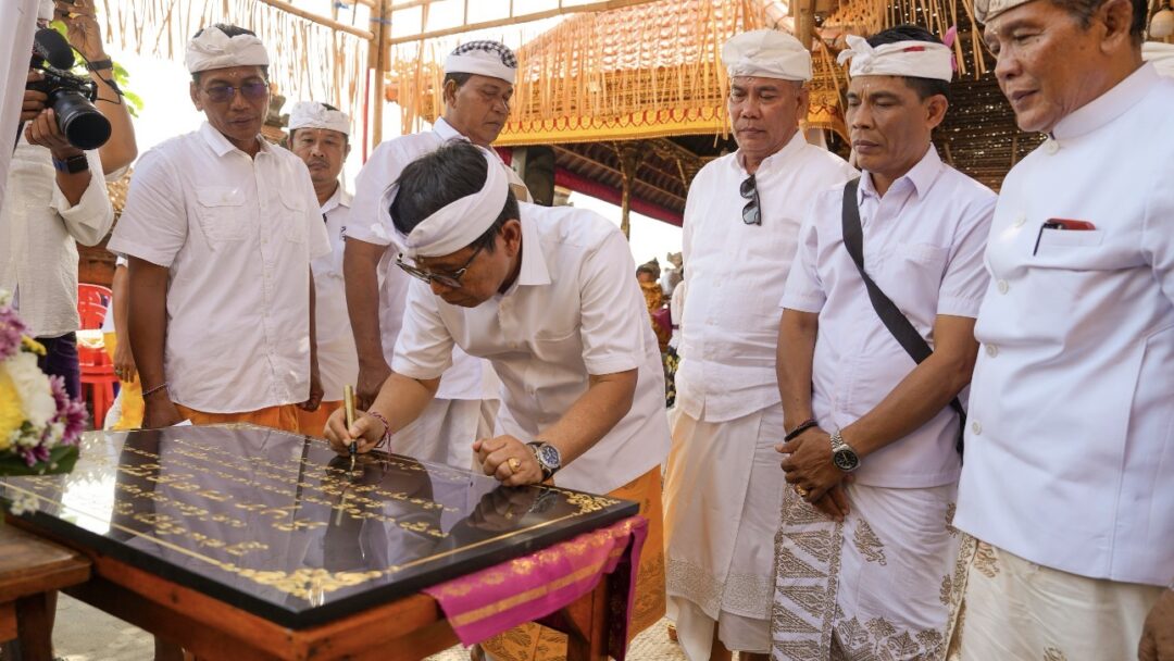 Bupati Adi Arnawa Tanda Tangani Prasasti Pura Batan Ancak Tibubeneng, Komit Bantuan Hibah Aci Rp 700 Juta