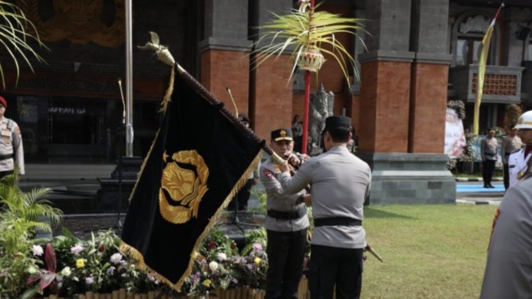 Polda Bali Gelar Upacara Penyerahan Pataka “Sura Dwipa Sarva Bavena” Kepada Kapolda Baru