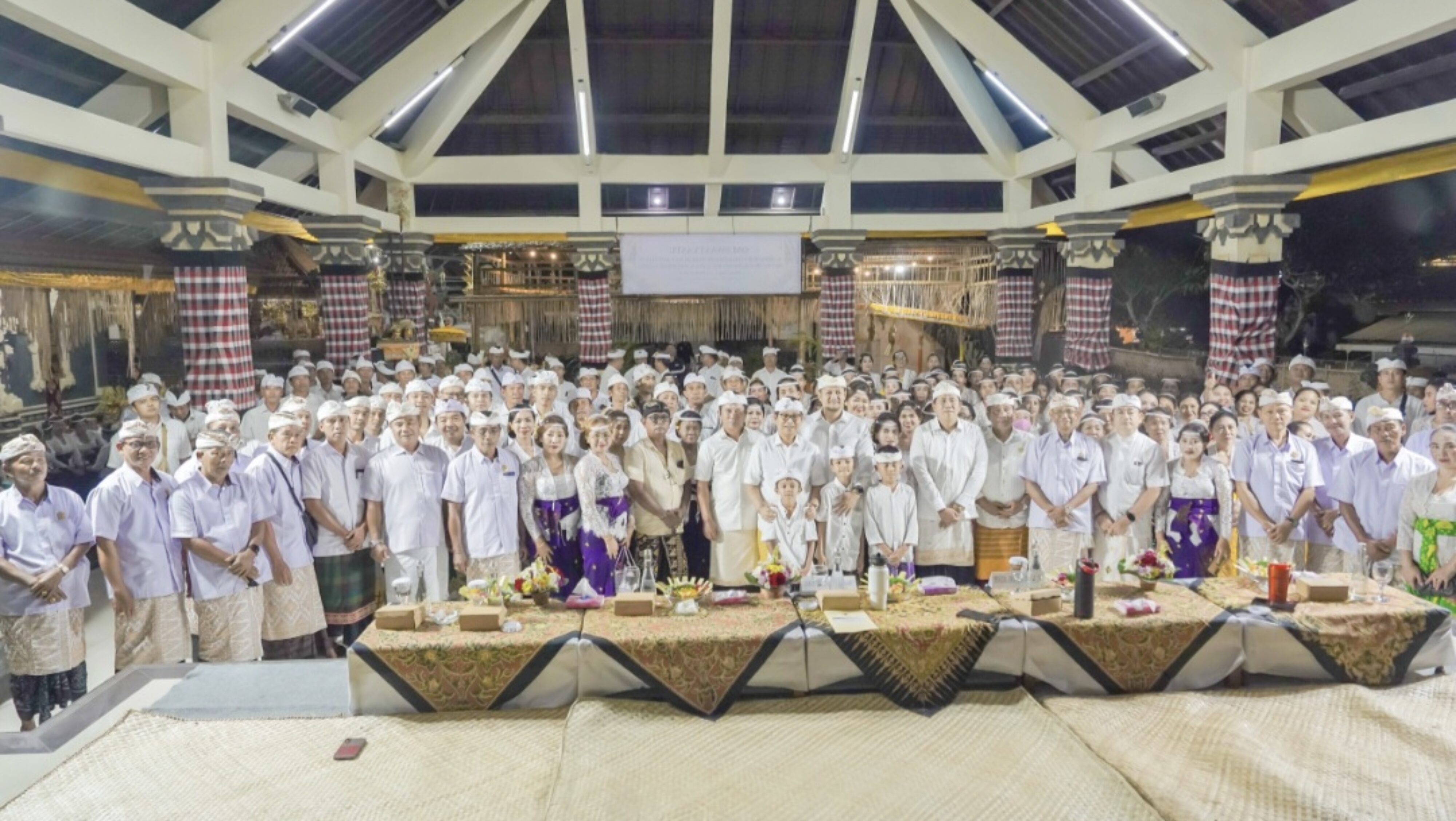 Karya Ngenteg Linggih Banjar Puseh Sading, Bupati Adi Arnawa dan Wabup Bagus Alit Sucipta Serahkan Hibah Upakara