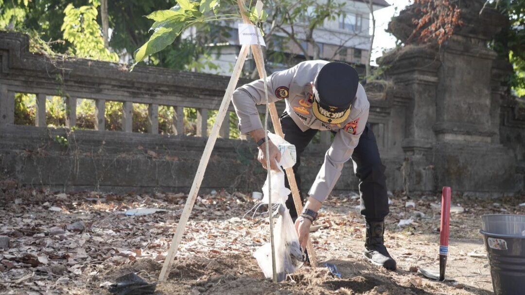 Wakapolda Bali Pimpin Green Policing, Bersihkan Sampah dan Hijaukan GOR Ngurah Rai