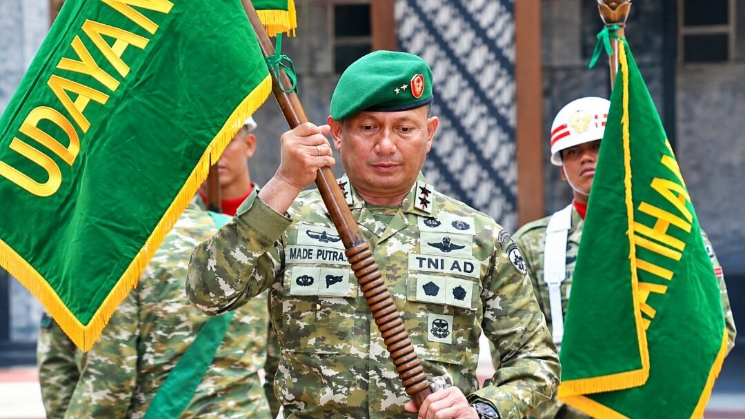 Putra Bali Pimpin Kodam IX/Udayana, Mayjen TNI Putra Widiastawa Resmi Terima Tongkat Komando