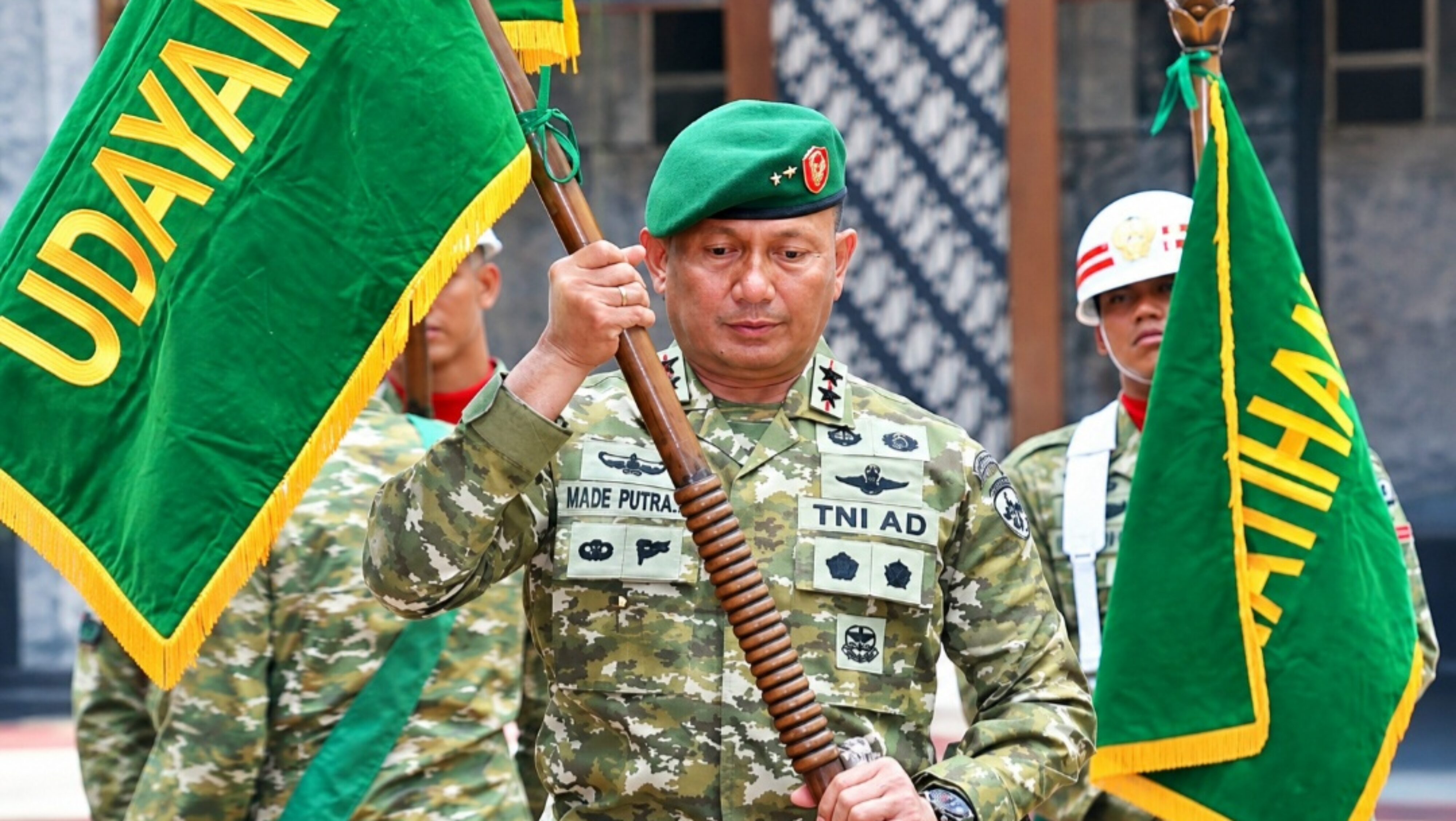 Putra Bali Pimpin Kodam IX/Udayana, Mayjen TNI Putra Widiastawa Resmi Terima Tongkat Komando
