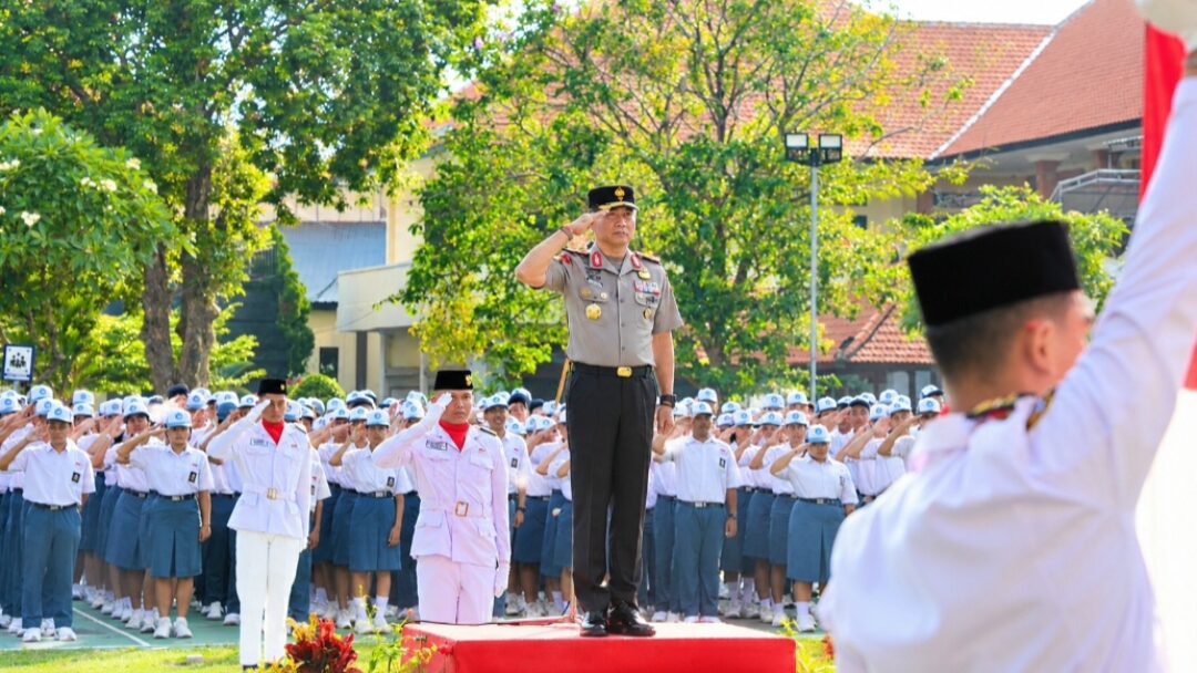 Wakapolda Bali Pimpin Upacara di SMAN 1 Denpasar, Tegaskan “Polisi Peduli Pendidikan” dan Perang Melawan Narkoba