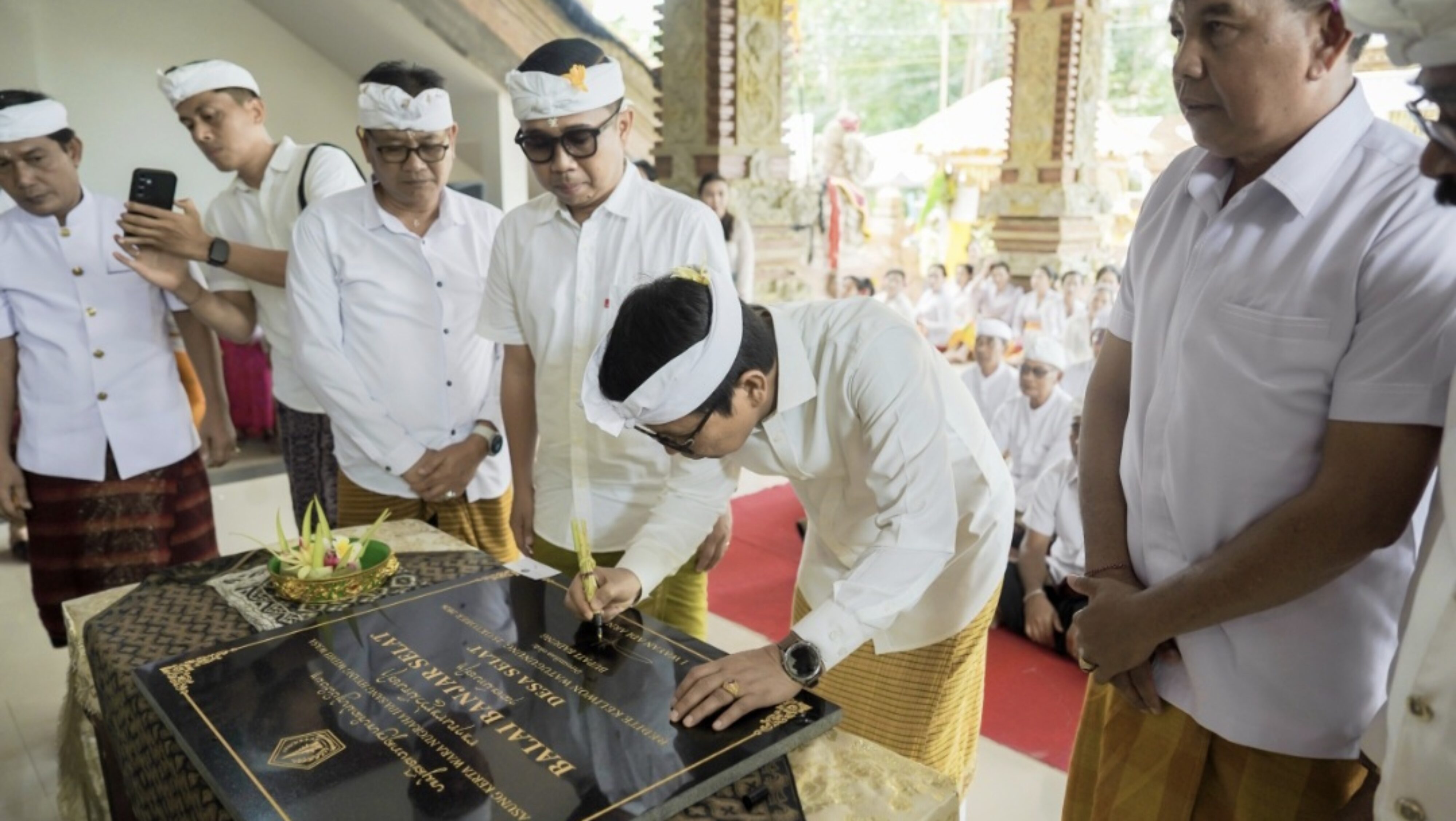 Karya Ngenteg Linggih di Balai Banjar Selat, Bupati Adi Arnawa Ingatkan Warga Optimalkan Ruang Adat dan Budaya